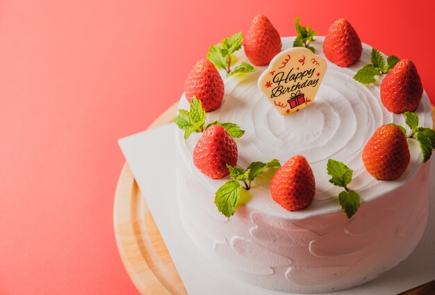 Gateau D Anniversaire Blanc Avec Decoration Aux Fraises Sur Le Gateau Fond De Concept Alimentaire Photo Premium