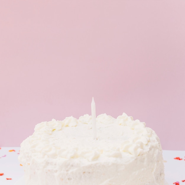 Gateau D Anniversaire Blanc Avec Une Seule Bougie Sur Fond Rose Photo Gratuite