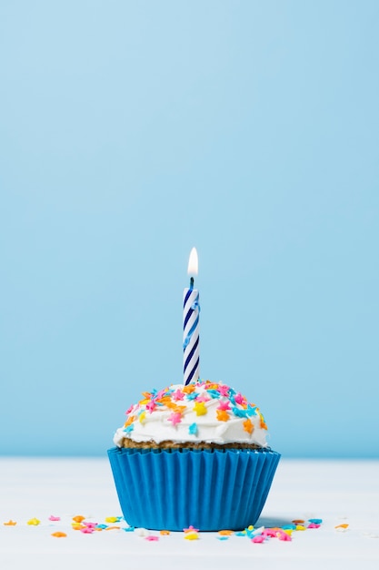 Gateau D Anniversaire Avec Une Bougie Sur Fond Bleu Photo Premium