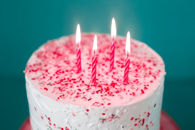 Gâteau D anniversaire Avec Des Bougies Allumées Photo Gratuite