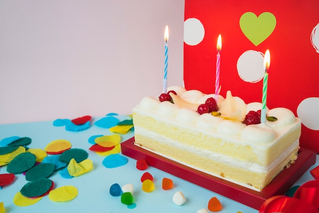 Gateau D Anniversaire Avec Bougies Illuminees Et Bonbons Photo Gratuite