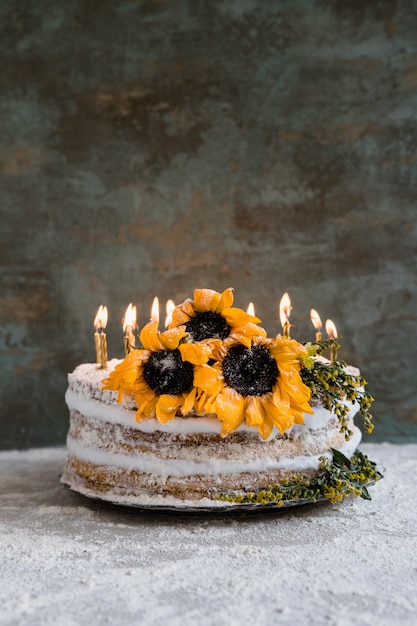 Gateau D Anniversaire Decore De Fleurs Photo Gratuite