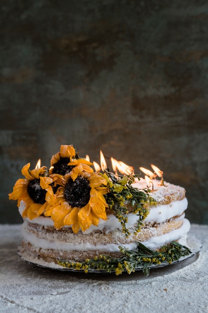 Gateau D Anniversaire Decore De Fleurs Photo Gratuite