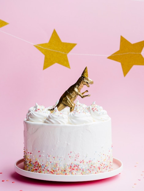 Gateau D Anniversaire Avec Dinosaure Et Etoiles D Or Photo Gratuite