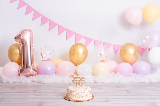 Gateau D Anniversaire Fille Avec Des Boules Colorees Topping La Ou Il Est Dit Mon Premier Retour Au Soleil Fete D Anniversaire De Fille La Premiere Annee De Bebe Photo Premium