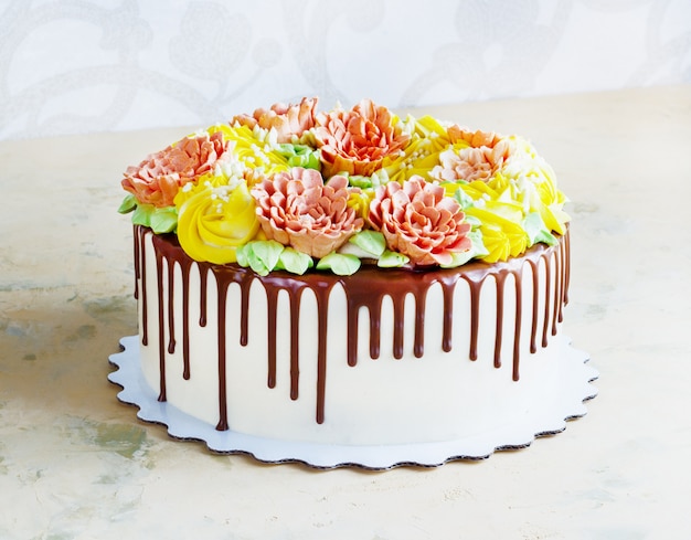 Gâteau Danniversaire Avec Des Fleurs Rose Sur Blanc