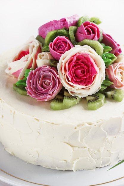 Gateau D Anniversaire Avec Fleurs Rose Sur Fond Blanc Photo Premium