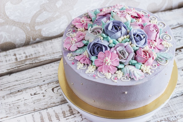 Gâteau Danniversaire Avec Des Fleurs Rose Sur Fond Blanc