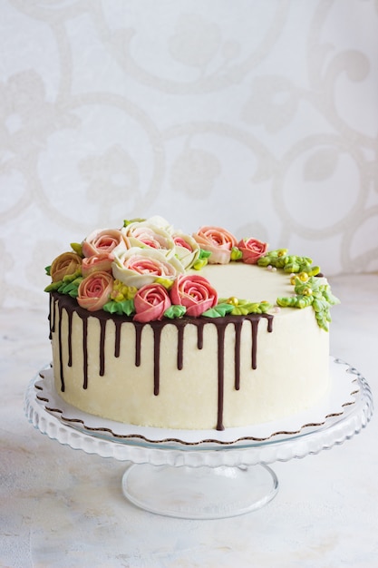 Gateau D Anniversaire Avec Des Fleurs Rose Sur Une Surface Blanche Photo Premium