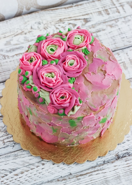 Gateau D Anniversaire Avec Des Fleurs Rose Photo Premium