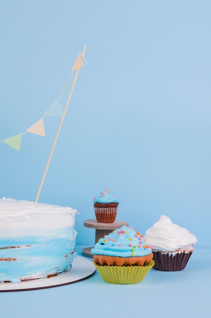 Gateau D Anniversaire Nature Morte Photo Gratuite