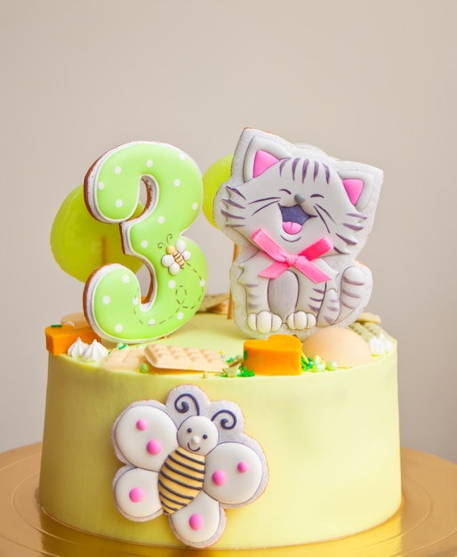 Gateau D Anniversaire Pour Petite Fille Decore De Droles De Biscuits Avec Chat Et Papillon Photo Premium