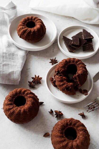 Gateau Au Chocolat A Angle Eleve Avec Anis Etoile Et Morceaux De Chocolat Photo Gratuite