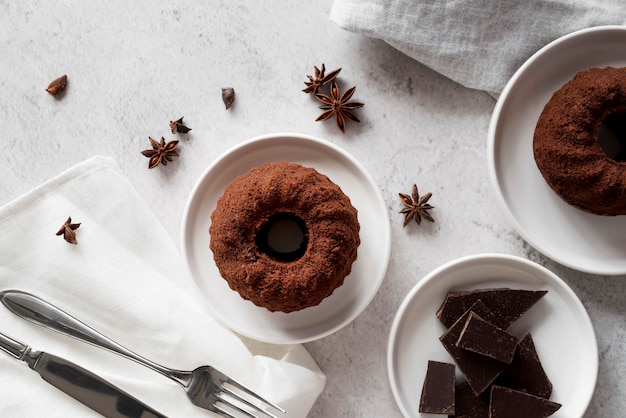 Gateau Au Chocolat A Angle Eleve Avec Morceaux De Chocolat Et Anis Etoile Photo Gratuite