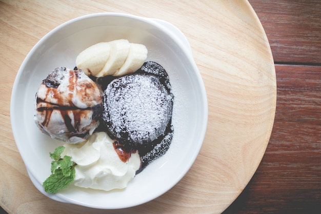 Gateau Au Chocolat Chaud Avec Boule De Glace A La Vanille Banane Et Creme Fouettee Photo Premium