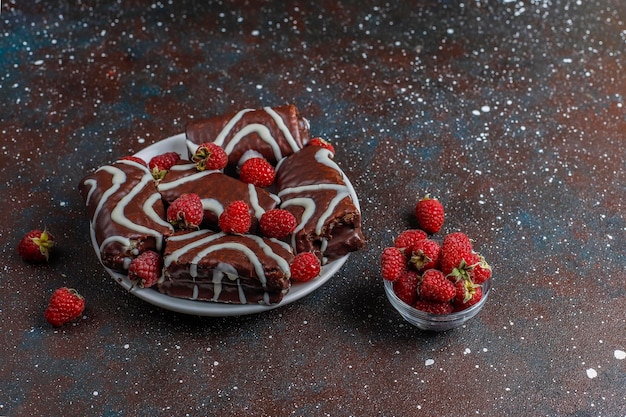 Gateau Au Chocolat Avec Confiture De Framboises Et Creme Au Beurre Photo Gratuite