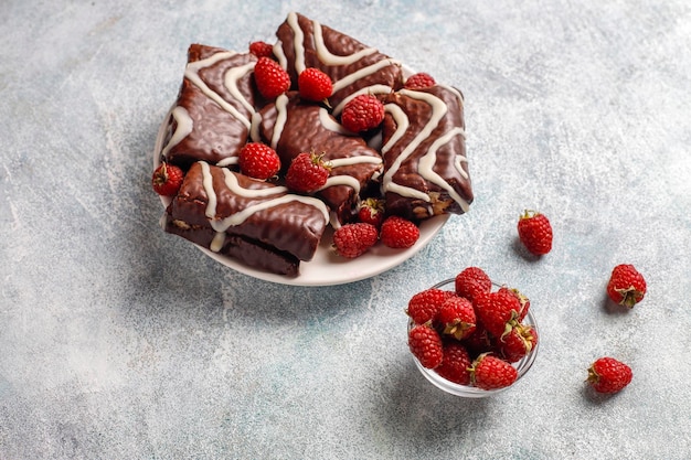 Gateau Au Chocolat Avec Confiture De Framboises Et Creme Au Beurre Photo Gratuite