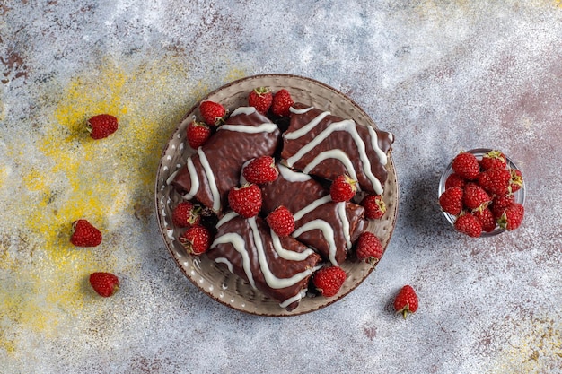 Gateau Au Chocolat Avec Confiture De Framboises Et Creme Au Beurre Photo Gratuite