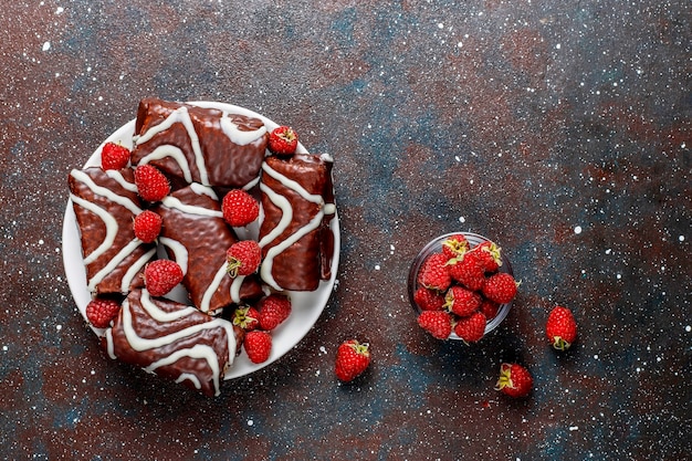 Gateau Au Chocolat Avec Confiture De Framboises Et Creme Au Beurre Photo Gratuite