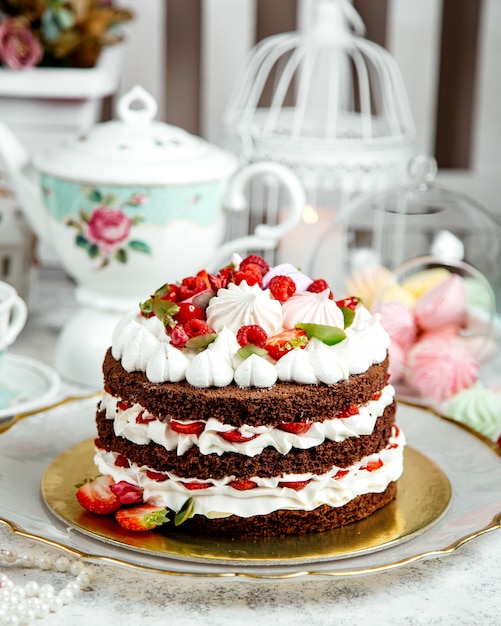 Gateau Au Chocolat Avec Creme Fouettee Et Fruits Photo Gratuite