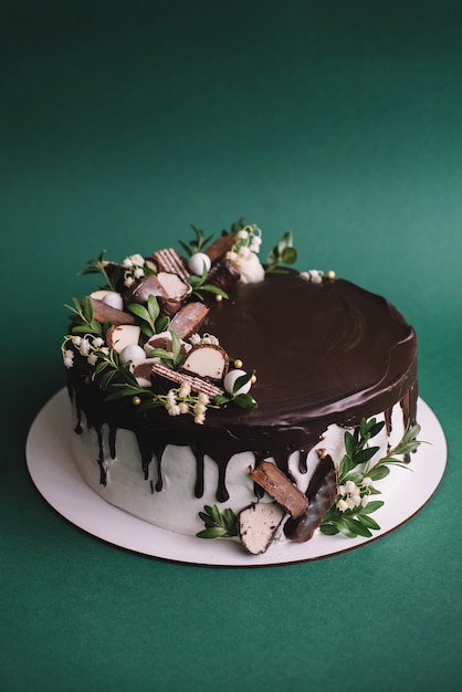 Gateau Au Chocolat Decore De Biscuits Aux Pepites De Chocolat Bonbons Sur Fond Vert Photo Premium