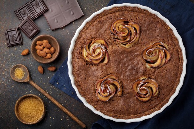 Gateau Au Chocolat Fait Maison Avec Frangipane Et Fleurs De Pommier Sur Une Surface En Beton Fonce Photo Premium