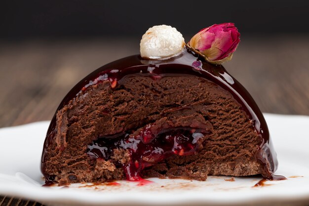 Gateau Au Chocolat Fourre A La Confiture De Framboises Photo Premium