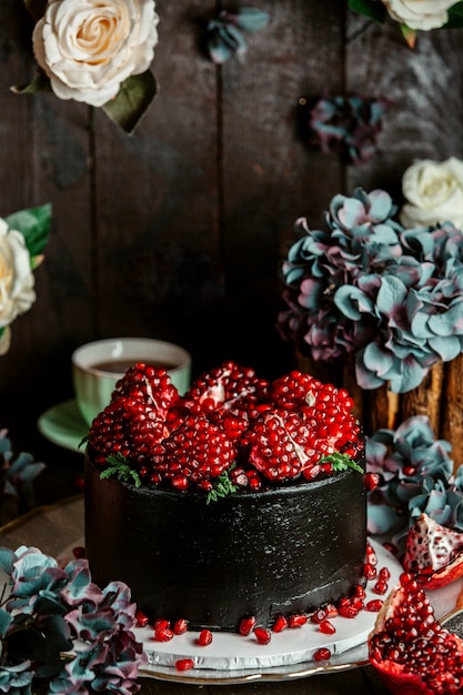 Gateau Au Chocolat Noir Garni De Graines De Grenade Photo Gratuite