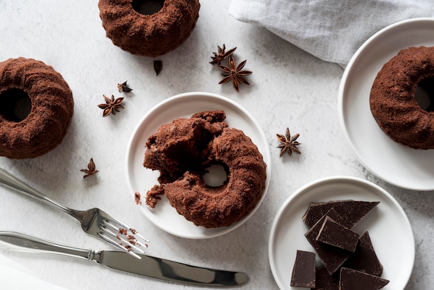 Gateau Au Chocolat Vue De Dessus Avec Anis Etoile Et Morceaux De Chocolat Photo Gratuite