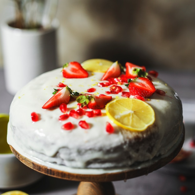 Gateau Au Citron Avec Fraises Fraiches Et Graines De Grenade Photo Premium