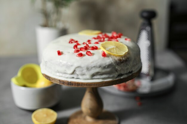 Gateau Au Citron Avec Des Graines De Grenade Photo Premium