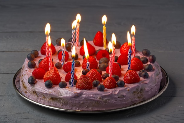 Gateau Au Fromage D Anniversaire Fait Maison Avec Des Baies Et Des Bougies D Anniversaire Gateau Au Fromage Avec Fraise Myrtille Et Framboise Photo Premium