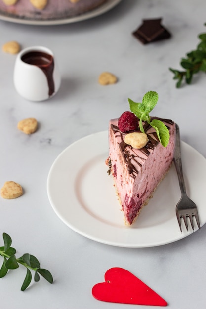 Gateau Au Fromage Aux Framboises Sans Cuisson Avec Glacage Au Chocolat Framboises Biscuits Et Menthe Photo Premium