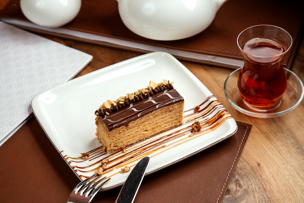 Gateau Au Miel En Couches Avec Des Noix De Chocolat Et Une Table Noire Photo Gratuite