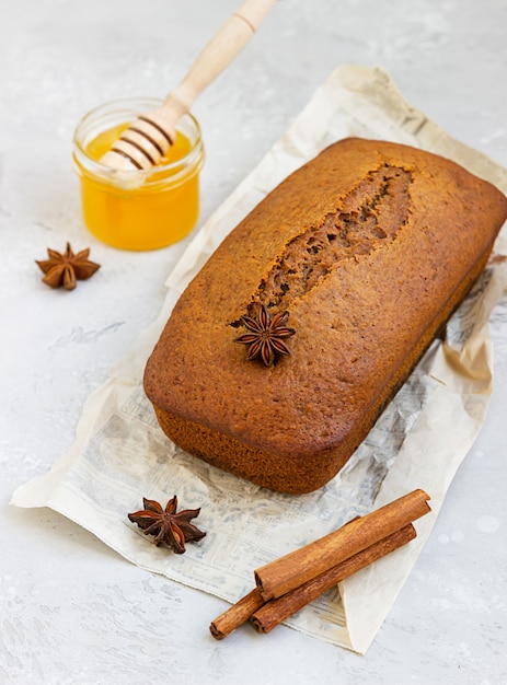 Gateau Au Miel Epice Avec Cannelle Et Etoile D Anis Gateau Au Miel Pour Rosh Hashanah Photo Premium