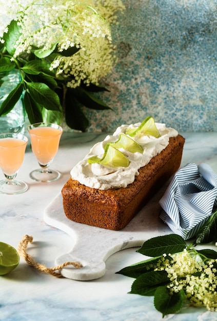 Gateau Au Pain Sucre D Ete Sur Une Table Avec Des Fleurs Et Un Verre Dans Des Verres Dessert Pour Le Brunch Ou Le Petit Dejeuner Photo Premium