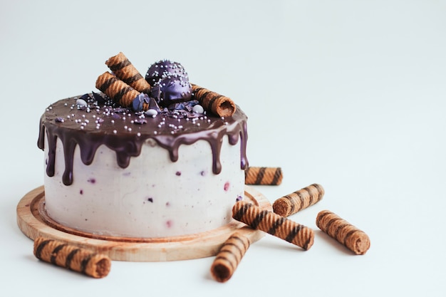 Gateau Aux Bleuets Paillettes Violettes Avec Glacage Au Chocolat Sur Une Surface Blanche Copie Espace Photo Premium