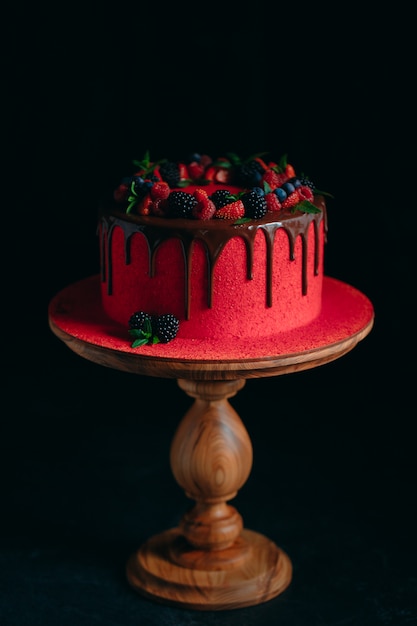 Gateau Aux Fruits D Ete En Velours Rouge Photo Premium