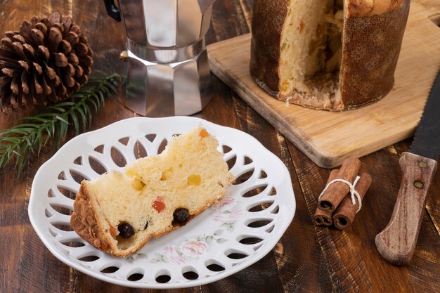 Gateau Aux Fruits De Noel Italien Traditionnel Avec Tranche Sur Une Assiette Photo Premium