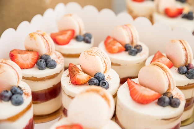 Gateau Aux Petits Fruits Et Meringues Sur Un Stand Cakes Dessert Aux Petits Fruits Bar A Bonbons Pour La Fete Bonbons Delicieux Sur Buffet De Bonbons Photo Premium