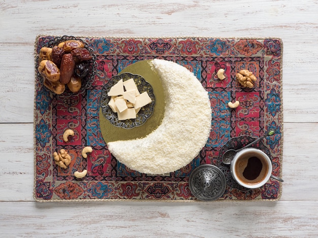 Gateau Biscuit Saupoudre De Chocolat Blanc En Forme De Croissant De Lune Servi Avec Dattes Et Tasse A Cafe Photo Premium