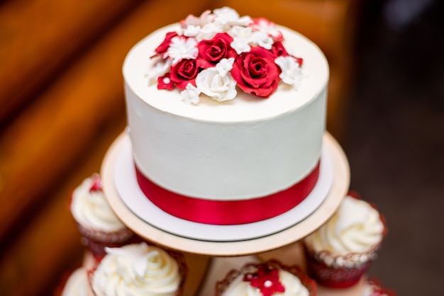 Gateau Blanc De Mariage Avec Un Ruban Rouge Decoratif Photo Premium