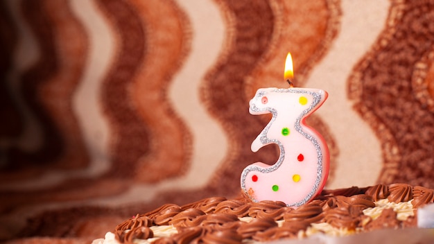 Gateau De Bonbons D Anniversaire Avec Une Bougie Sur 3 Ans De Naissance Photo Premium