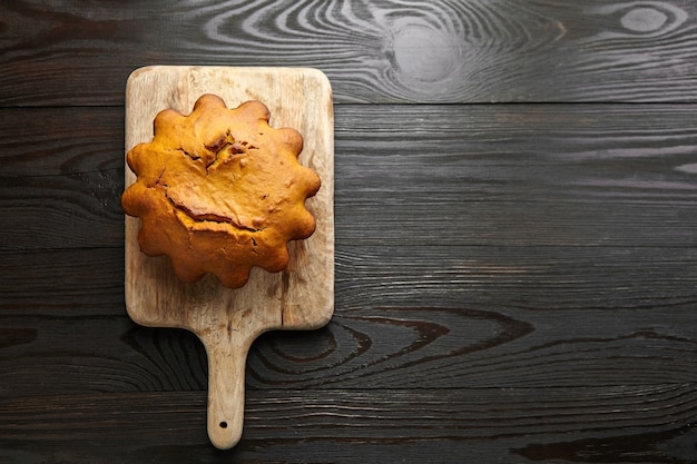 Gateau A La Citrouille D Automne Fait Maison Sur Une Planche A Decouper En Bois Sur Fond Sombre Vue Du Dessus Espace Copie Photo Premium