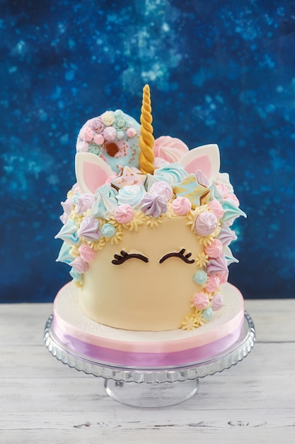 Gateau Colore En Forme De Visage De Licorne Photo Premium