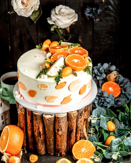 Gateau A La Creme Blanche Decore De Citron Vert Et D Orange Photo Gratuite