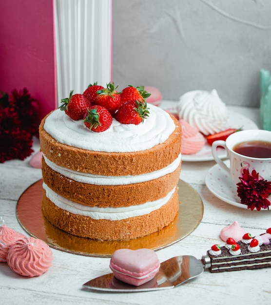 Gateau A La Creme Fouettee Et Aux Fraises Photo Gratuite