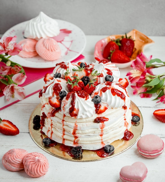 Gateau A La Creme Et Meringue Aux Fraises Saupoudre De Sirop De Fraise Photo Gratuite