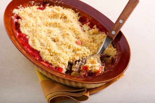 Gateau Crumble A La Rhubarbe Et Aux Fraises Dans Un Moule Photo Premium