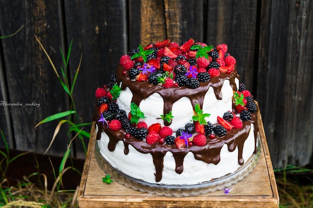 Gateau A Deux Niveaux Avec Des Fruits Et Des Fleurs Gateau De Mariage A La Mode Gateau Rustique Concept De Mariage Photo Premium